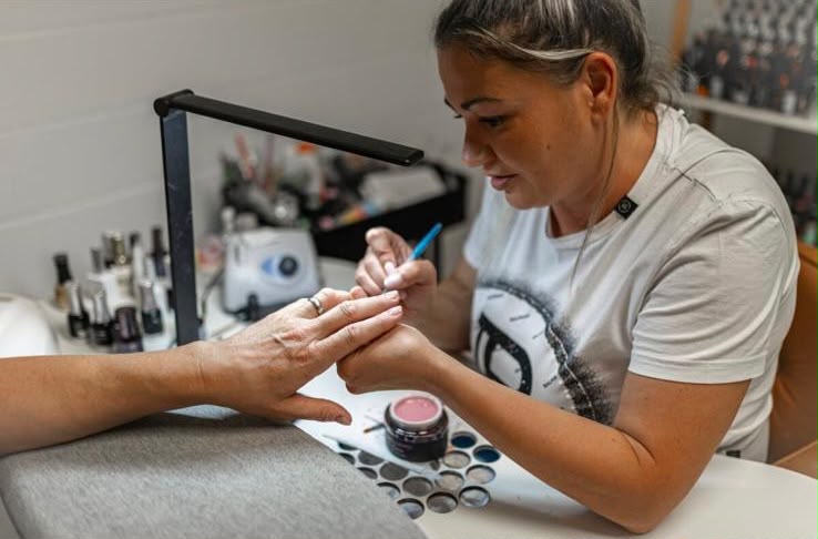 Cristina Stefan bei der Nagelarbeit