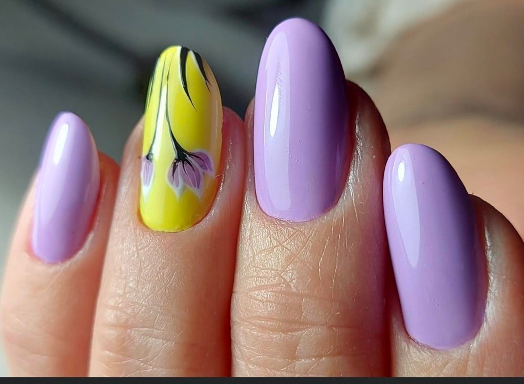 Lila Nägel mit gelber Blumen-Akzentnagel