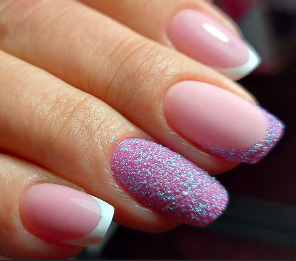 French Maniküre mit Glitzer-Lila Spitzen