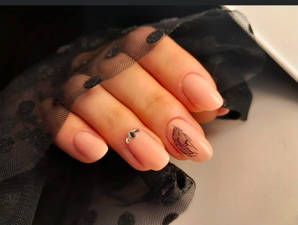 Nude Nägel mit Feder und Silber-Details