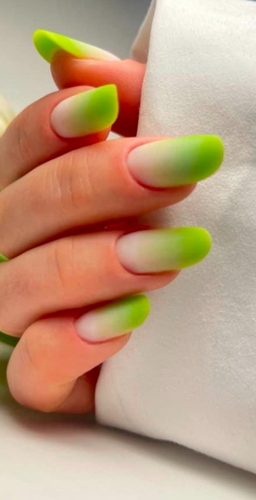 Grünes Ombré mit matter Finish