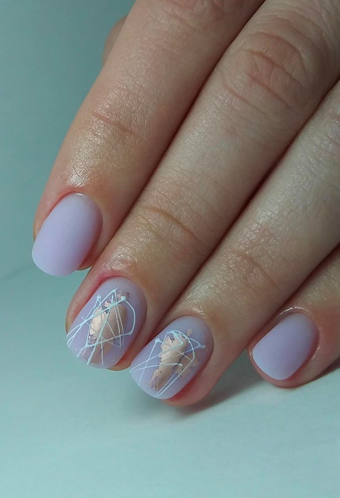 Lavendel Nägel mit Goldfolie und Linien-Art