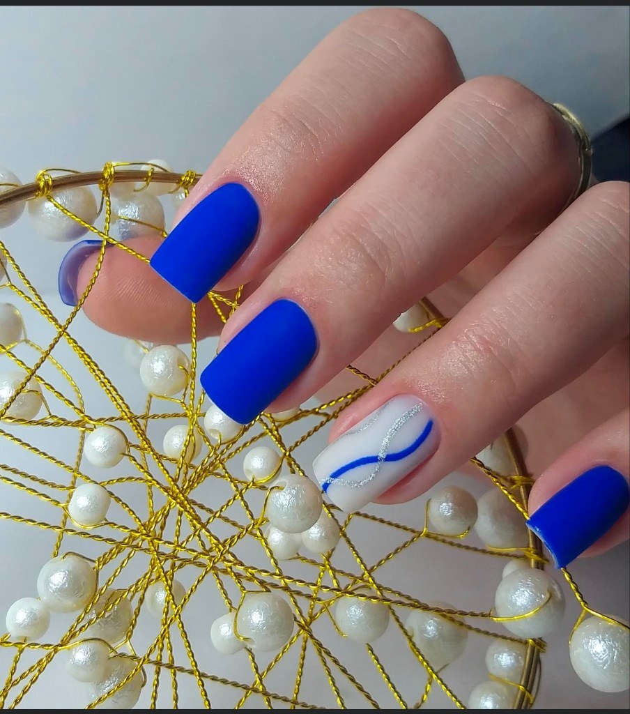Königsblaue matte Nägel mit Wellen-Art