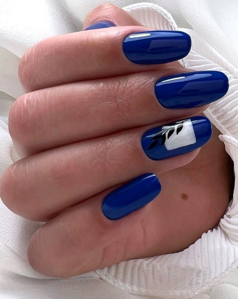 Blaue Nägel mit filigranem Zweig-Art
