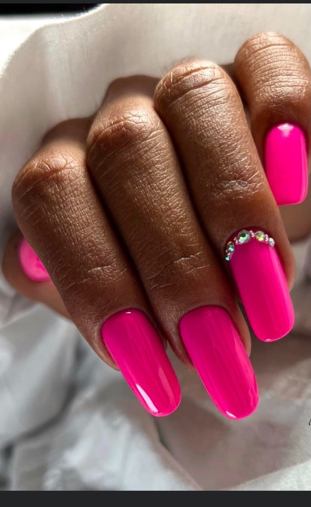 Neon-Pink Nägel mit Strasssteinen