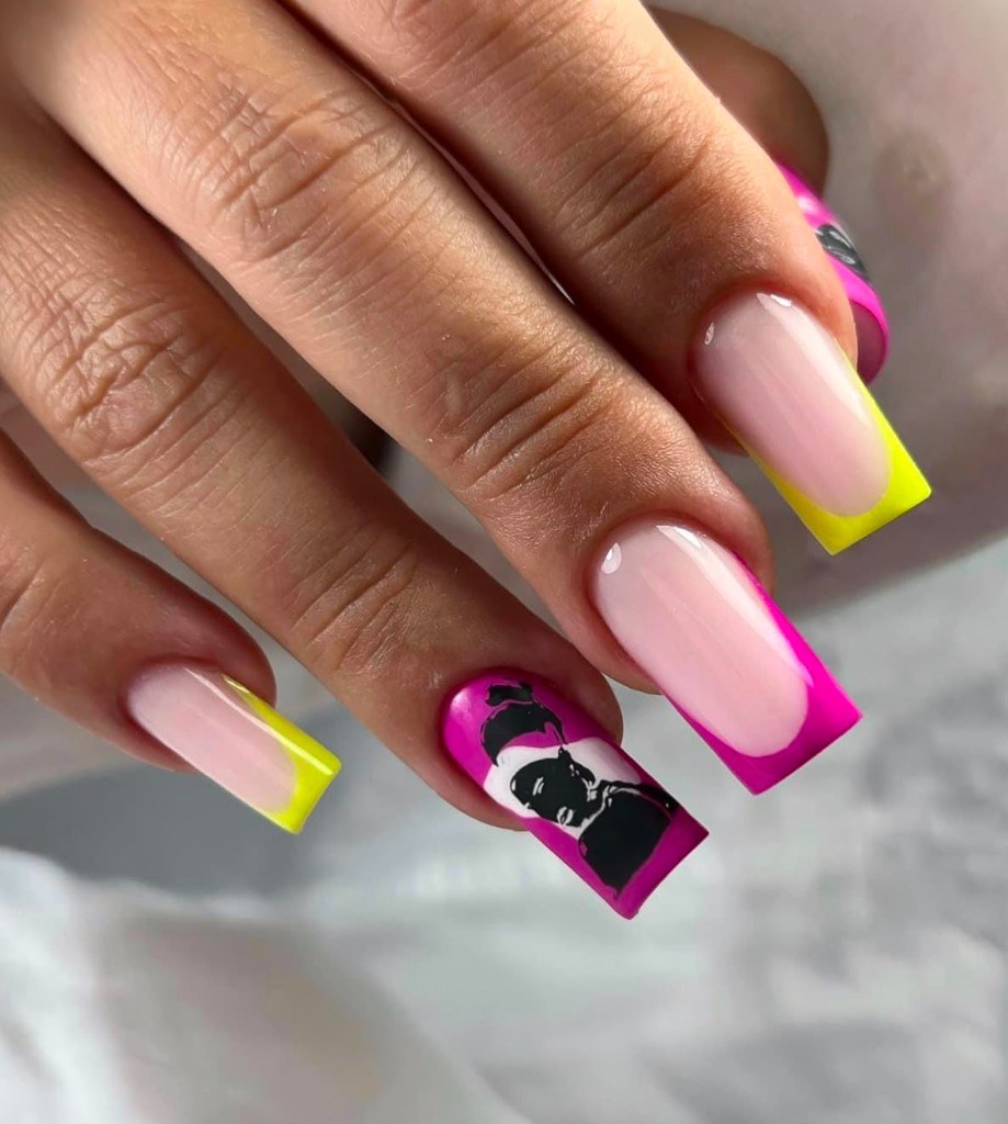 French Maniküre mit Portrait-Nail-Art