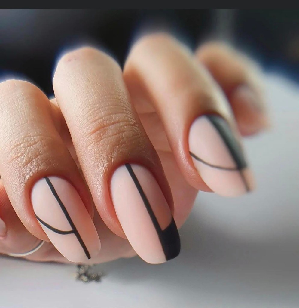 Nude Nägel mit geometrischem Linien-Design